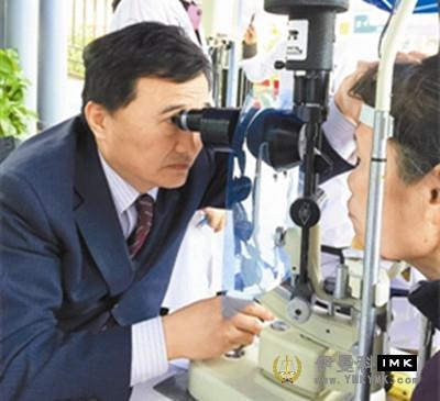More than 300 residents in Sungang Community received cataract examination at the second stop of the charity Light Tour (source: Shenzhen Evening News, December 22, 2014, A17 edition) news 图1张